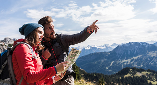 Wanderer vor Bergpanorama für OTS Verbreiten